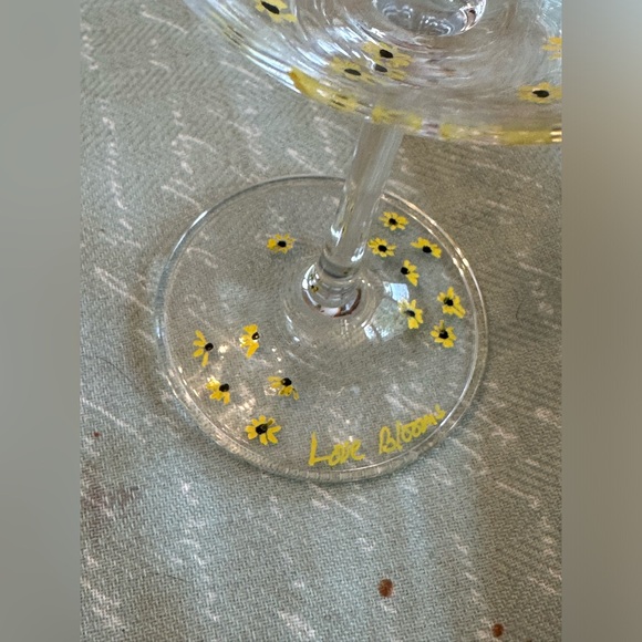 Hand painted Wine Glasses NWT “Love Blooms “ set of two with yellow daisys - Picture 13 of 14